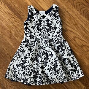 👗 Size 4 Elegant Black and White Kids Dress with a touch of sparkle ✨